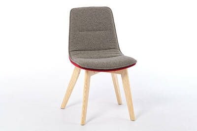 Farbenfrohe Softseating Stühle mit Holzgestell